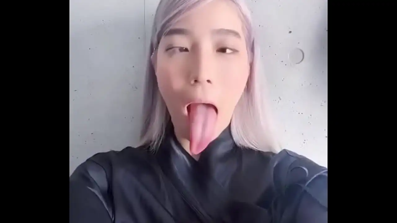 Ahegao vagabunda com língua comprida