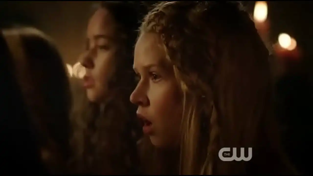 Caitlin Stasey se masturba com cutscene do REIGN da CW