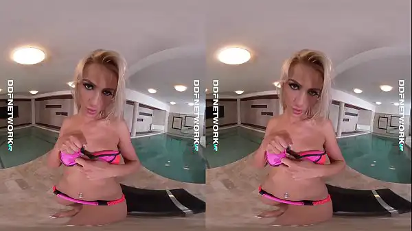 DDFNetwork VR - Cherry Kiss se masturba na sauna para você em VR