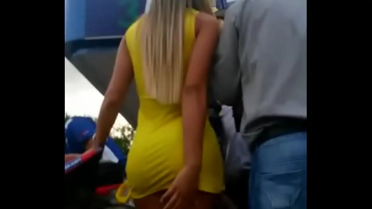 edecan com vestido amarelo