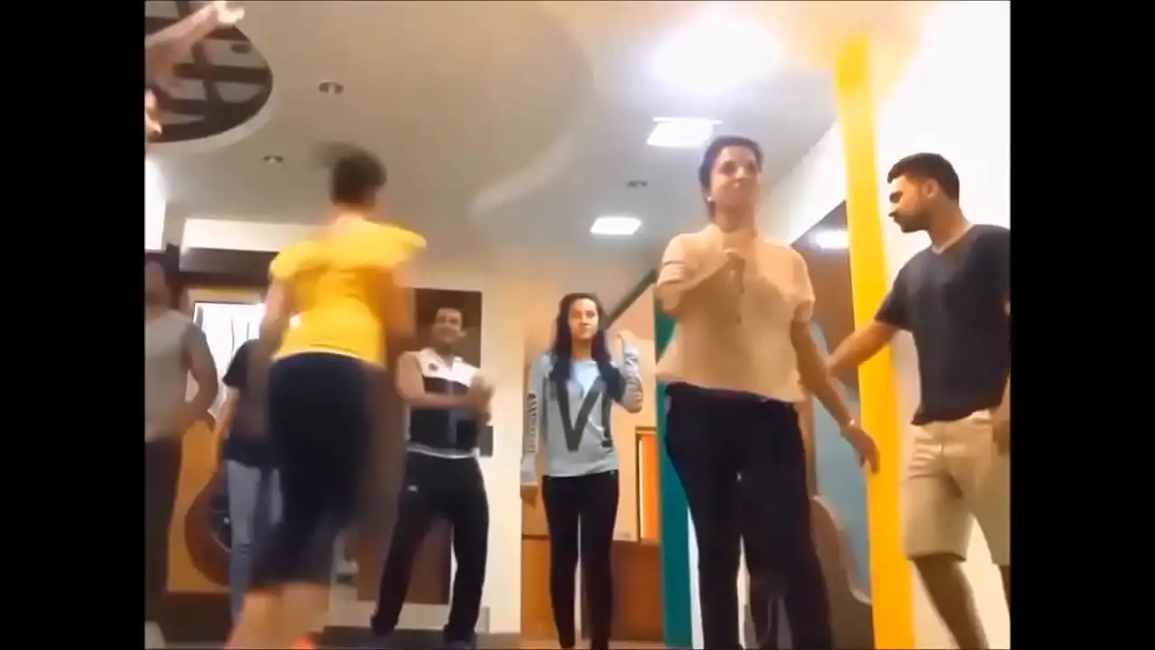 ensaio de dança quente de Akshara Singh com seios trêmulos