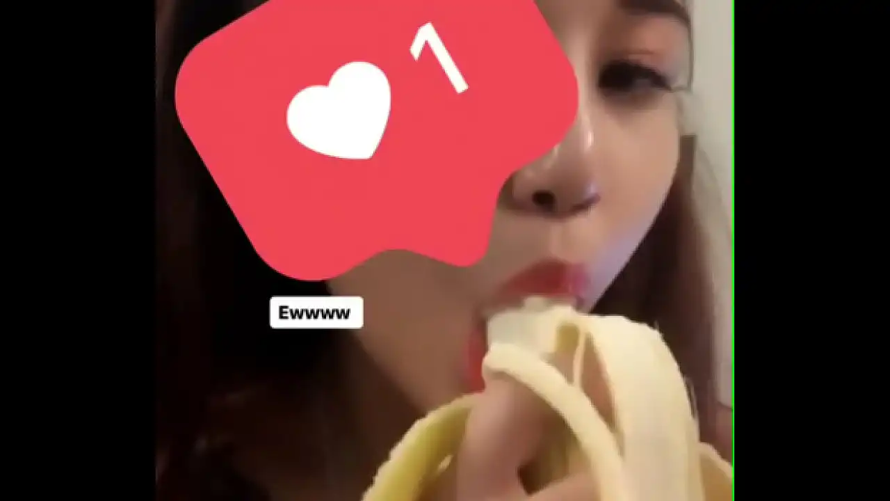 Menina aprendendo a comer bananas