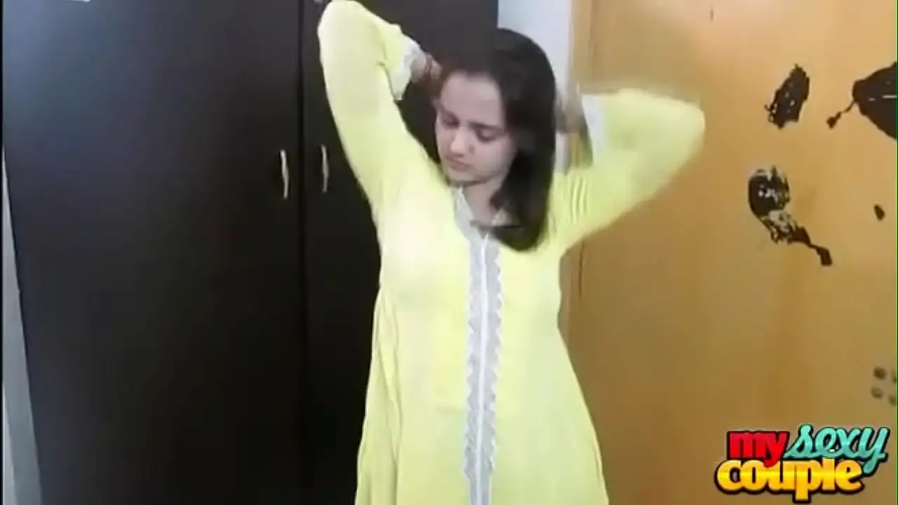 Bhabhi Sonia indiana em terno Shalwar amarelo ficando nua no quarto para fazer sexo