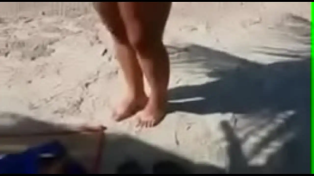 Mary esposa se exibindo em praia pública de microbiquini, quase nua pra todos verem, quer ver outro vídeo assim? Comente...