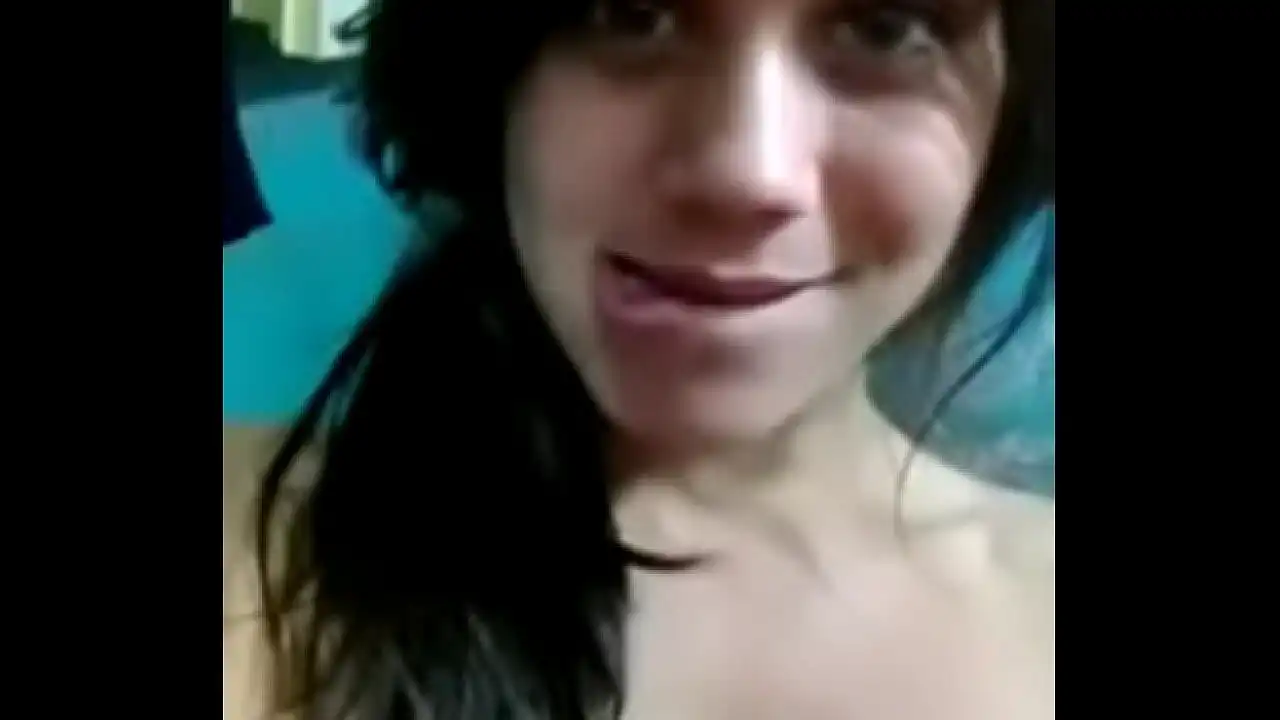 Menina desi brincando de si mesma